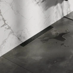 Douchegoot Brauer WallDrain Zwart Geborsteld Muur Montage 60x7 Cm Inclusief Sifon Kunststof Standaard Rooster -Winkel Voor Huis- En Badkamerartikelen douchegoot brauer zwart geborsteld muur montage 60x7 cm inclusief sifon kunststof standaard rooster sfeer1